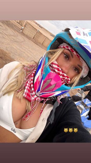 Breckie Hill / @breckiehill