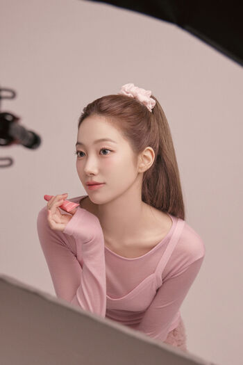 Kazuha Nakamura 中村 一葉 | LESSERAFIM