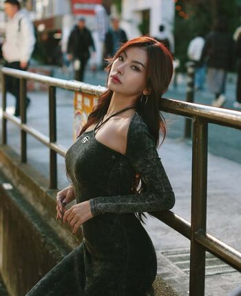 Laurensia Ineke Lrnsiakke ????????